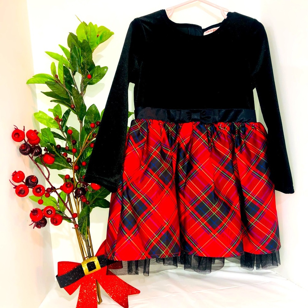 Beautiful dress, with plaid skirts and tutu underlining.